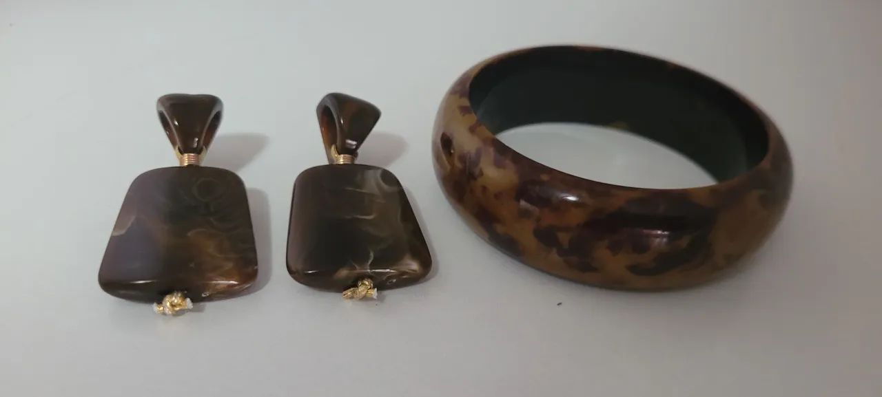 Brincos e bracelete resina marrom  - Foto 3