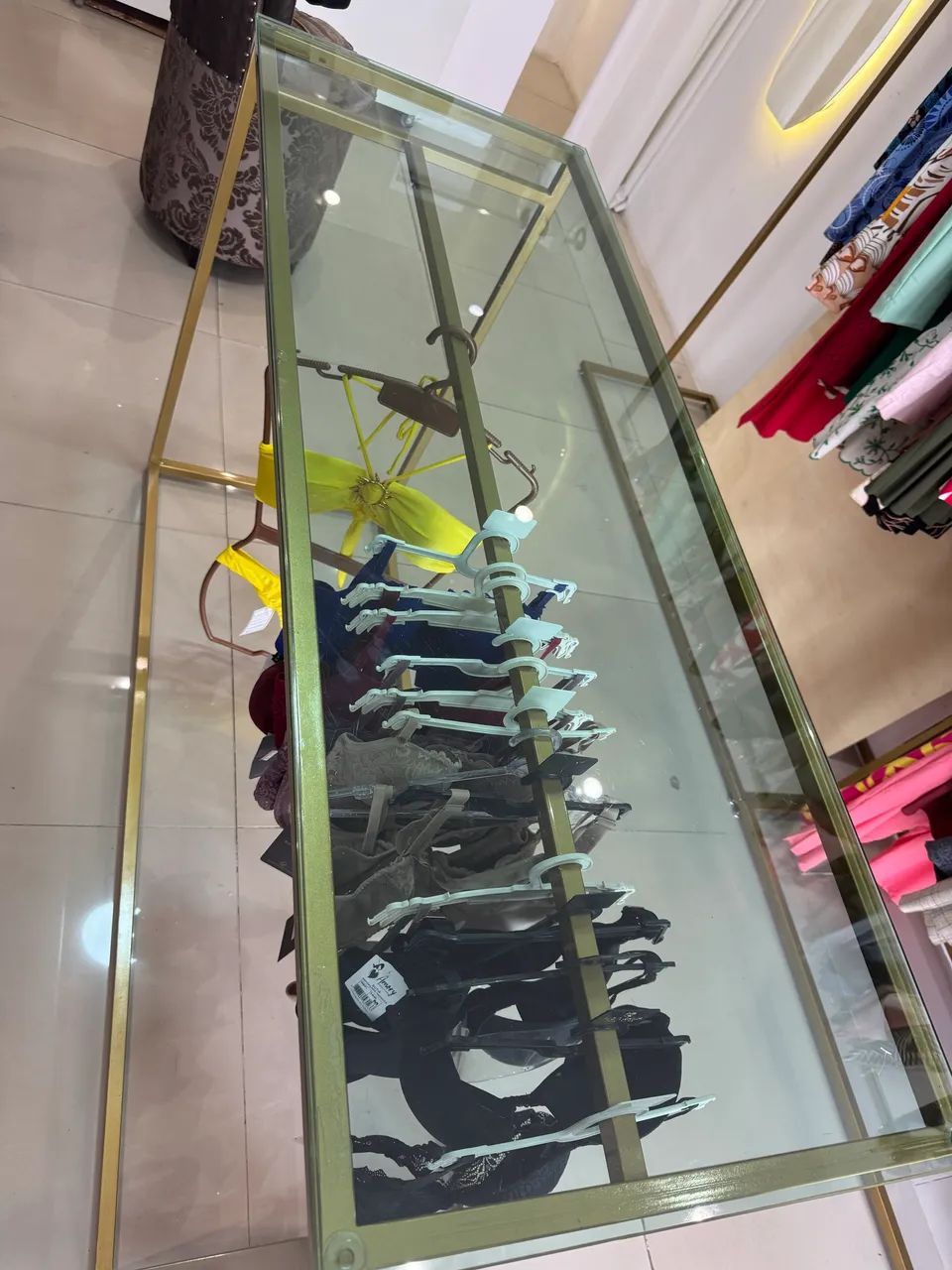 Balcão ilha cabideiro, Metalon dourado com vidro - Foto 3