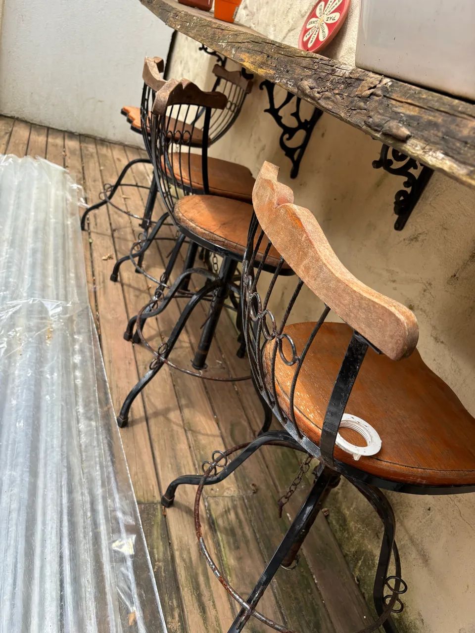 4 banquetas de ferro e madeira 