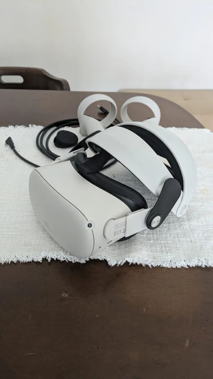Meta Quest 2 com halo strap e cabo Link