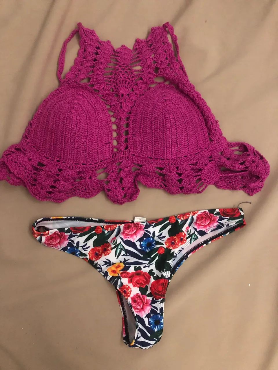 Biquíni de crochê rosa e calcinha floral - Foto 2