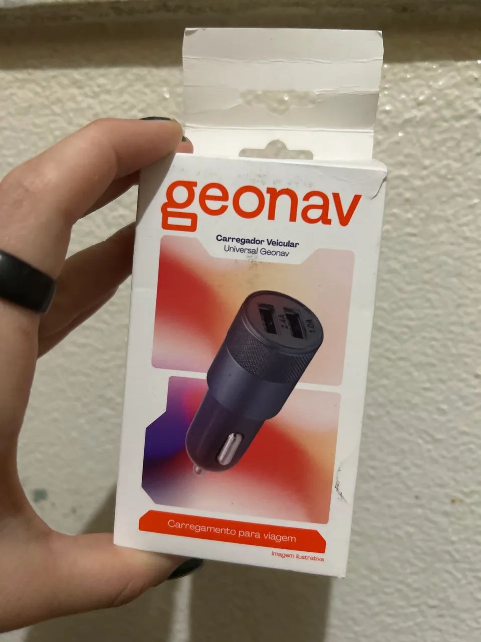 Carregador Veicular Universal Geonav de 2.4A com 2 saídas USB.