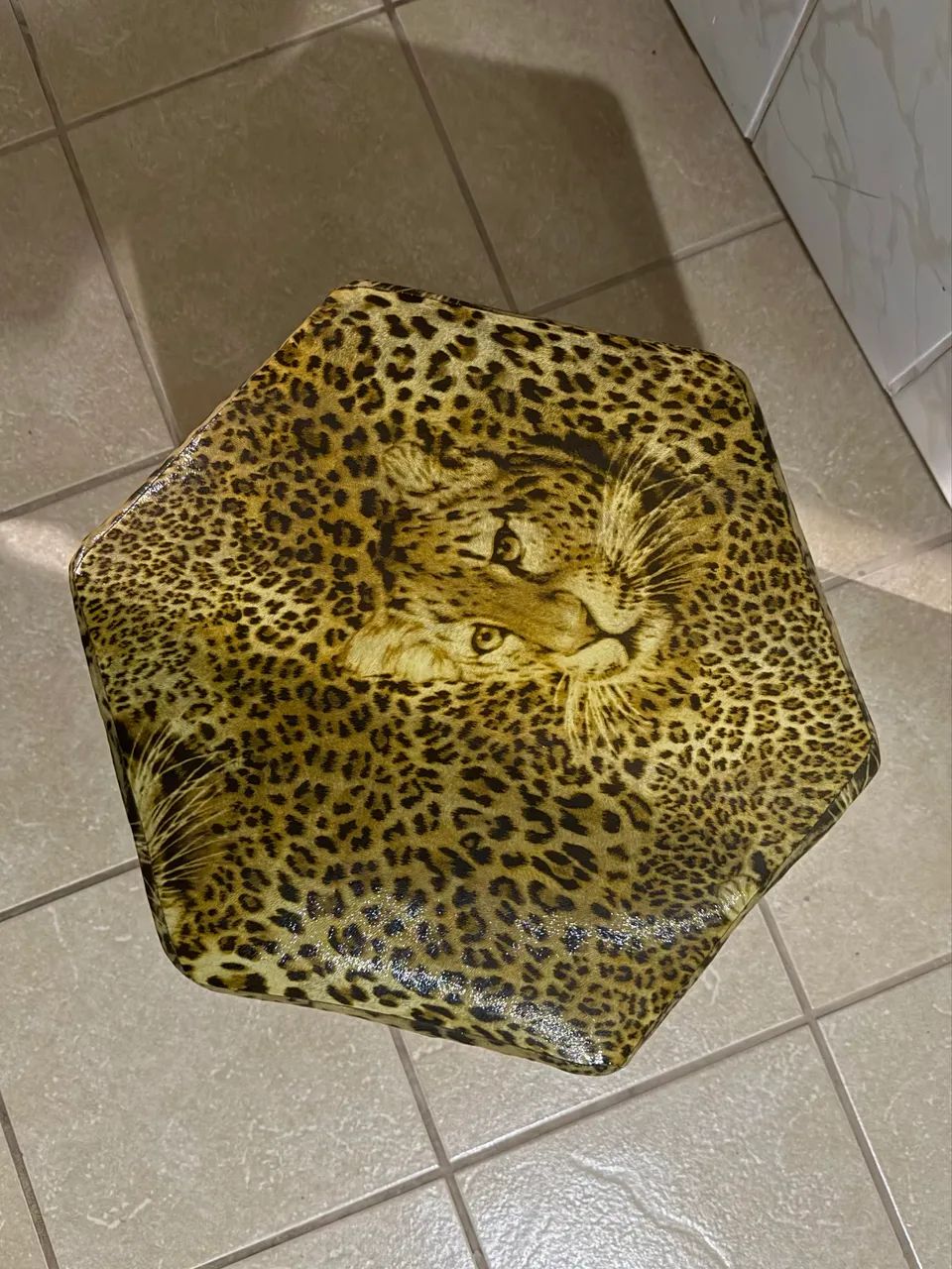 Puff estofado com estampa de onça - Foto 2