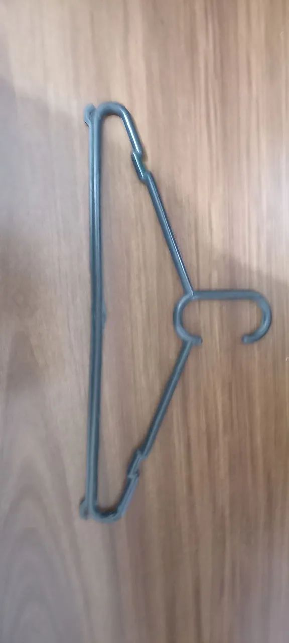 Vende se 300 cabides preto de plástico de camisa  ,obs : se quiser tbm vendemos a unidade  - Foto 2