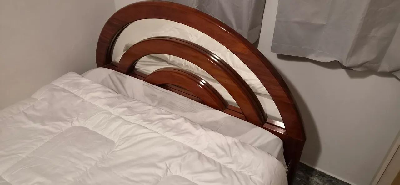 Cama de casal madeira maciça com espelhos