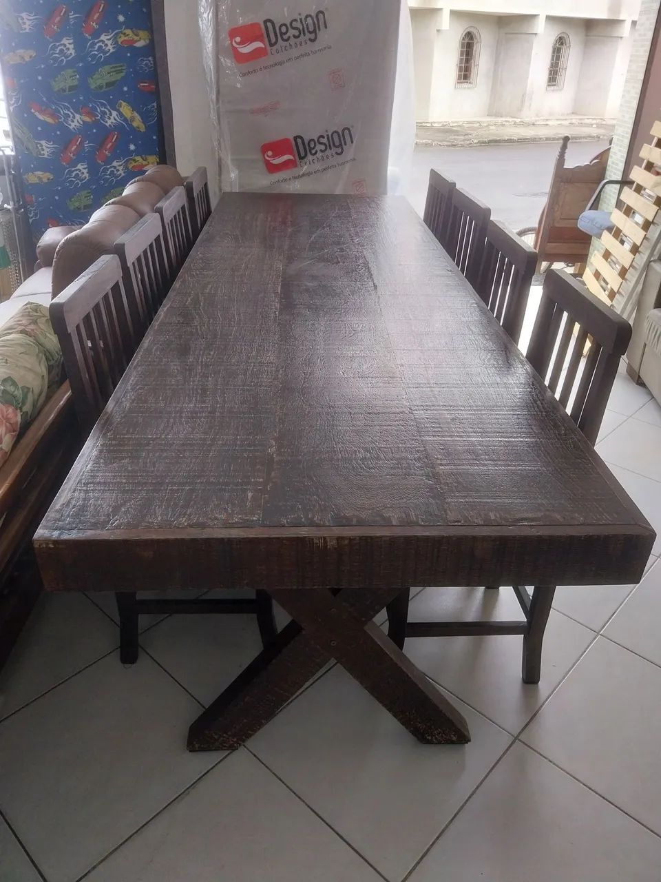 Mesa de madeira maciça com oito cadeiras. 