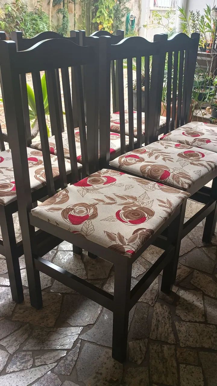 Conjunto com 6 cadeiras de madeira com estofado de tecido floral - Foto 4
