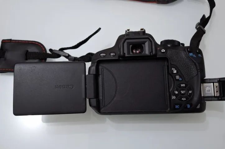 Canon EOS 700D + Lente 18-55mm + Kit Completo de Acessórios