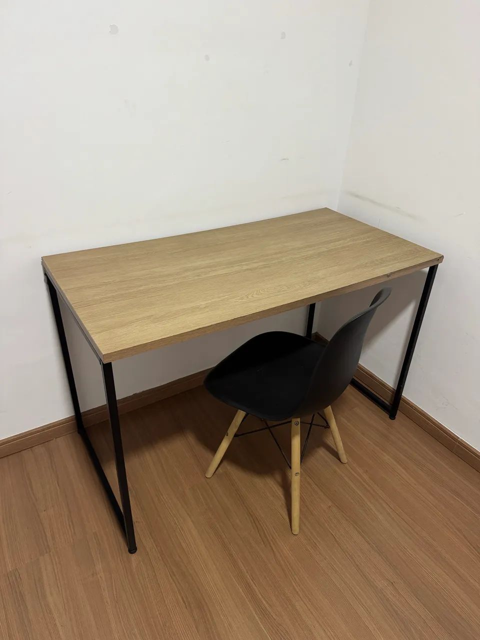 Mesa de computador com cadeira 