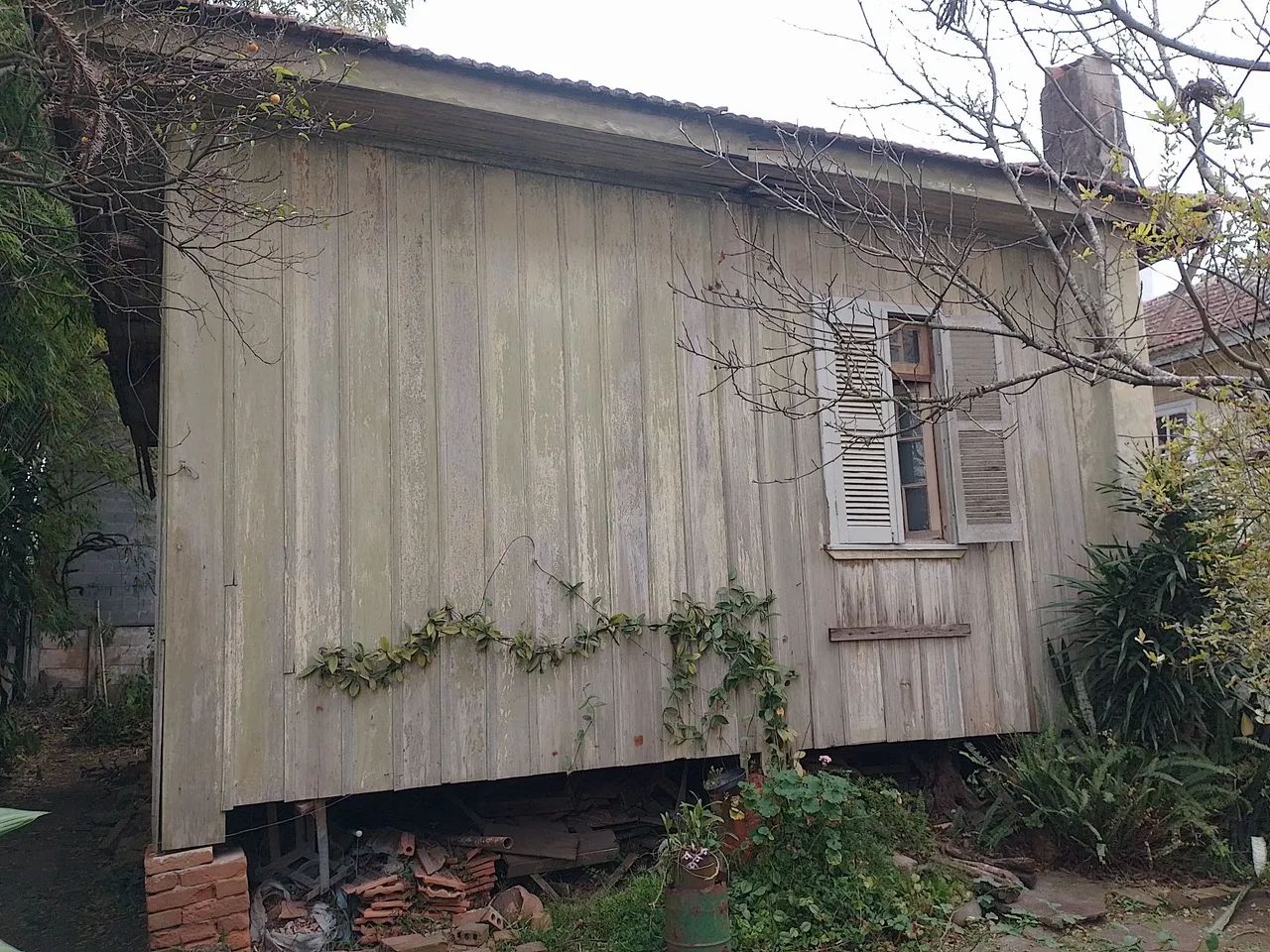 Terreno com casa de madeira em construção  - Foto 3