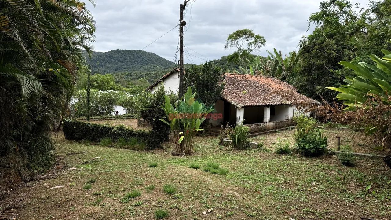 Sítio com 17ha, rio perene, cachoeira e engenho.
