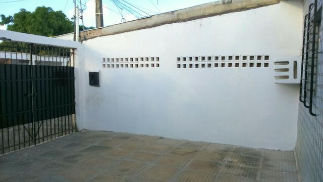 Casa em pau amarelo 2 quartos a 15 munitos do terminal de onibus - Foto 2