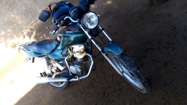 VENDO ESSA MOTO CG 125 TINTAS BOA TÁ ANDANDO NORMAL MAIS ELA TÁ PARADA