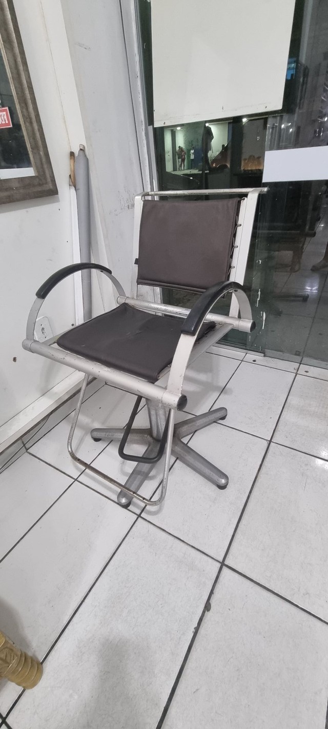 Cadeira poltrona hidráulica e cadeira manicure + mostruário esmalte