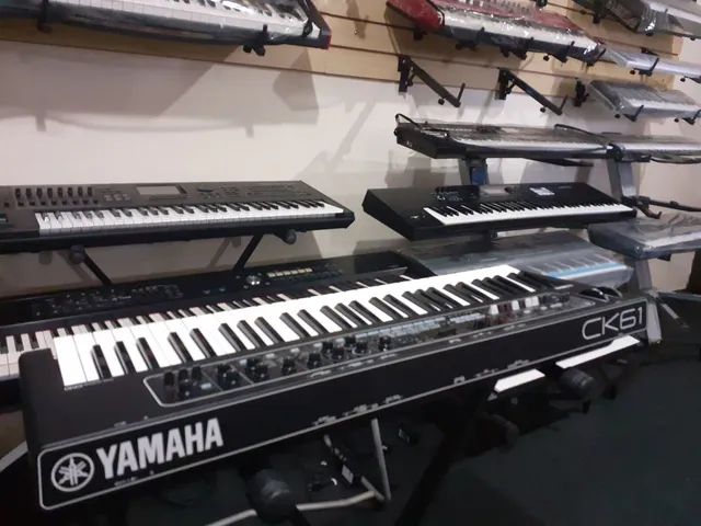 TECLADO YAMAHA CK61 STAGE KEYBOARD 61 TECLAS