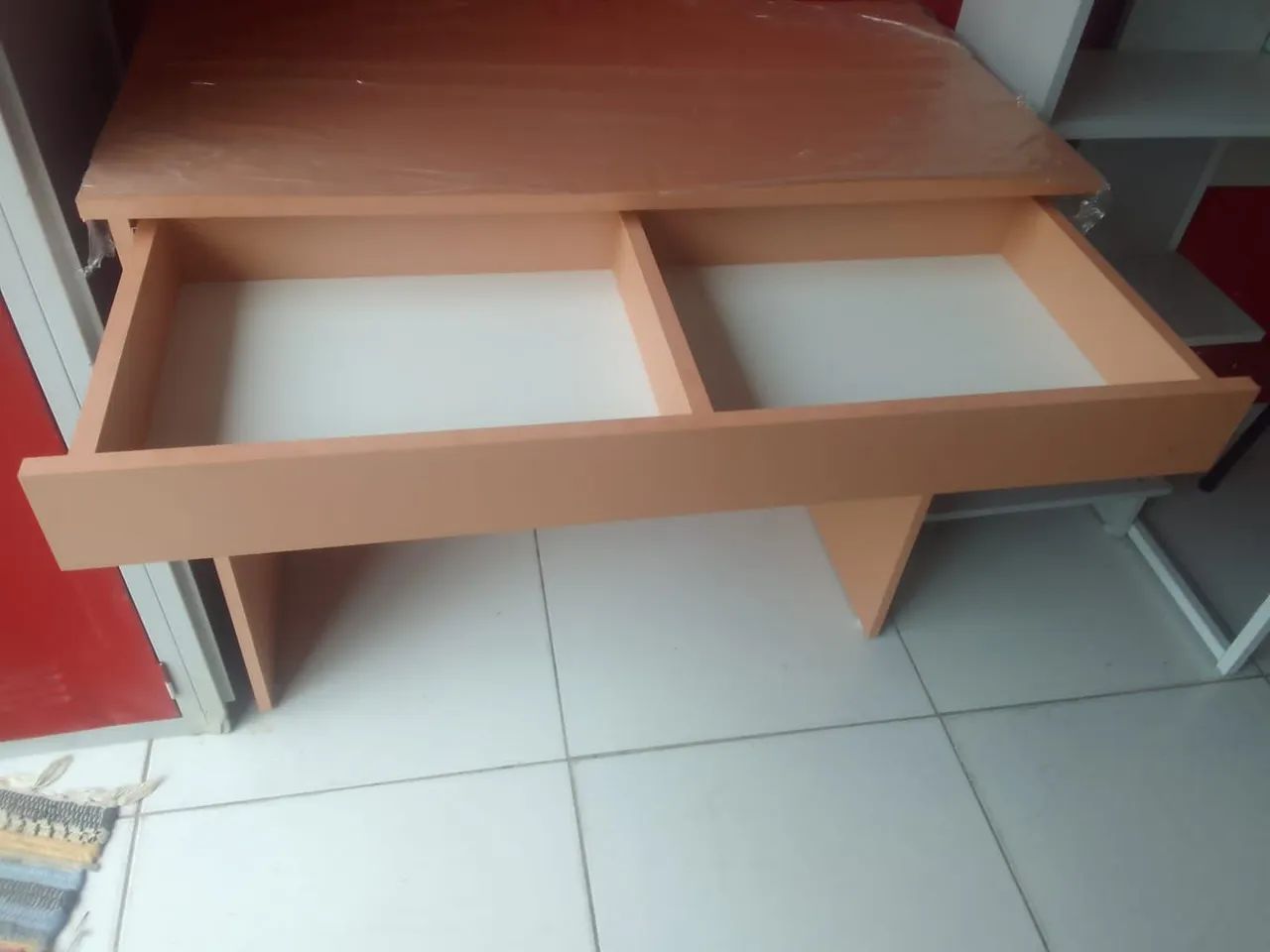 Escrivaninha  com gavetão  - Foto 4