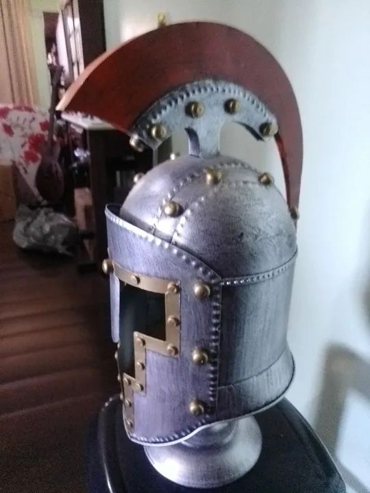 Capacete Romano de metal na caixa - Foto 4
