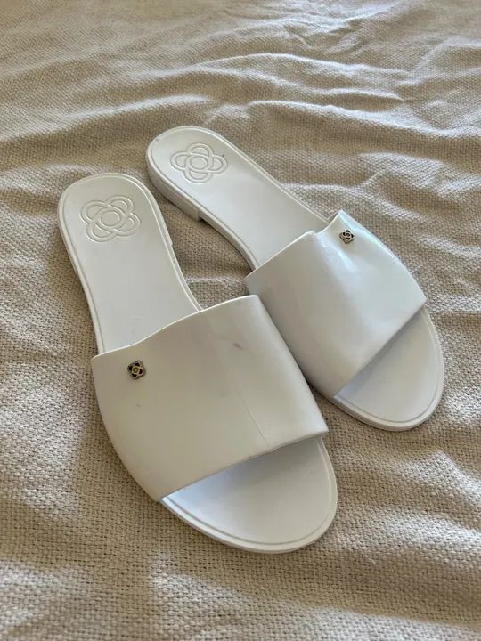 Chinelo branco Petite Jolie, estilosa e confortável - Foto 2