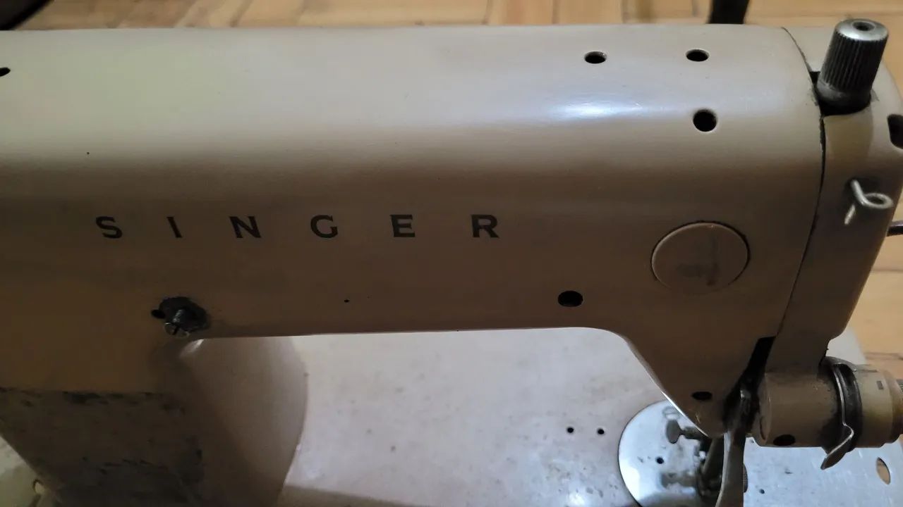 Antiguidade Maquina de costura singer década de 70 - Foto 2