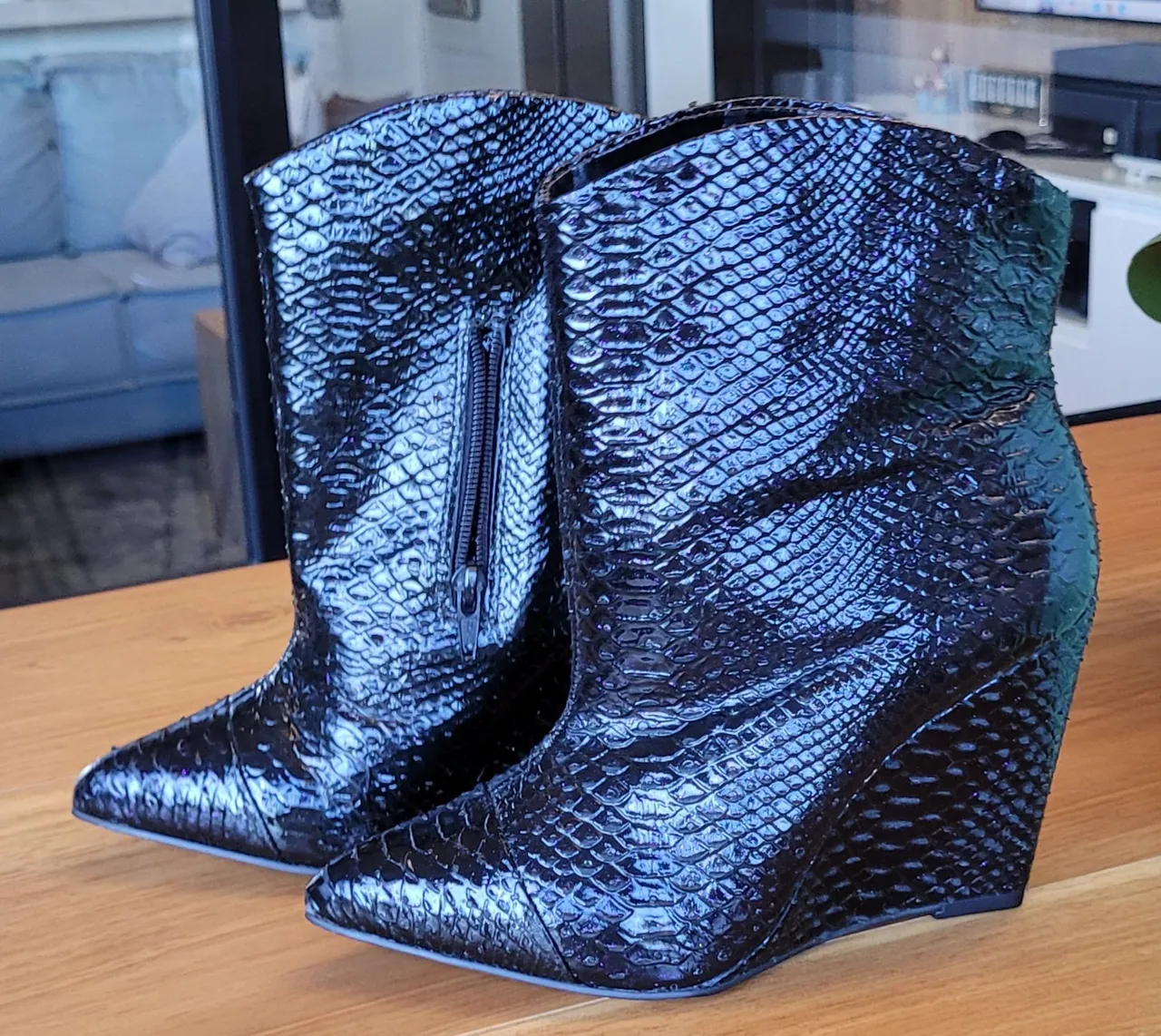 Botas de cano baixo em couro de cobra número 35
