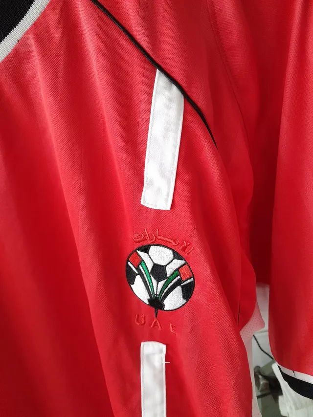 CAMISA SELECAO EMIRADOS ARABES UNIDOS UEA UMBRO 2004 VERMELHA TAM. L NOVA FRETE GRATIS - Foto 2