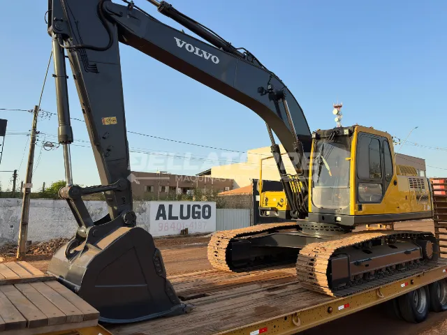 Escavadeira Volvo EC220B - Desempenho e Eficiência para Grandes Projetos