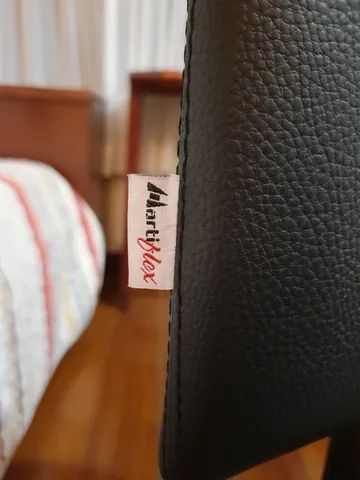 Poltrona preta com braços, forrada, com rodinhas e controle regulável - Foto 4