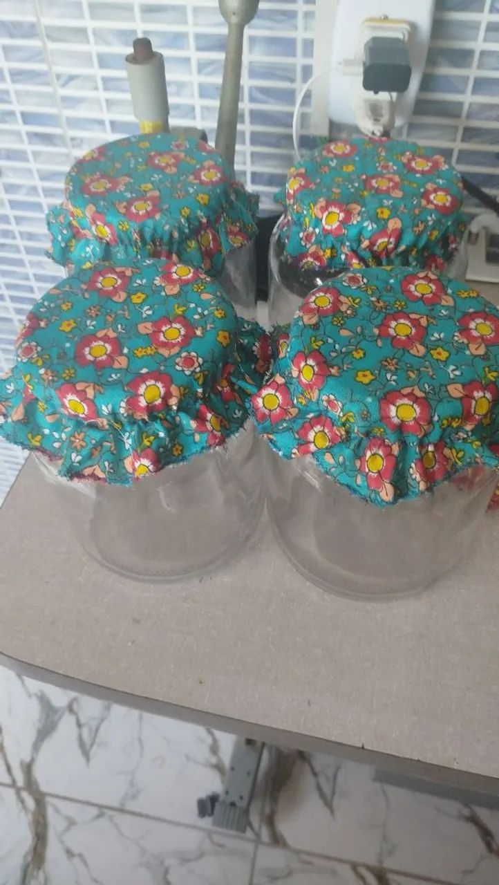 4 potes de vidro com tampa de tecido floral
