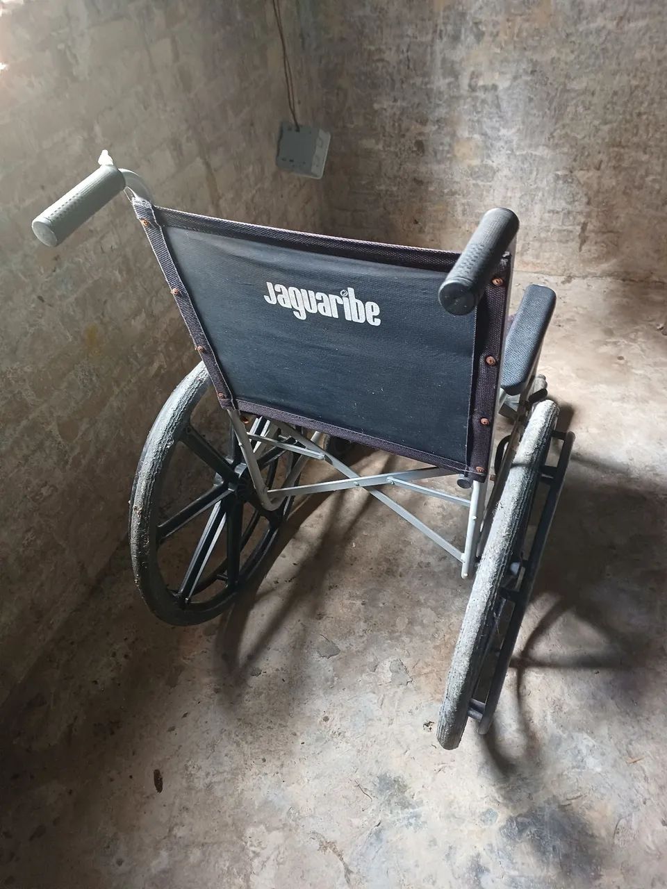 Vendo uma cadeira de rodas 