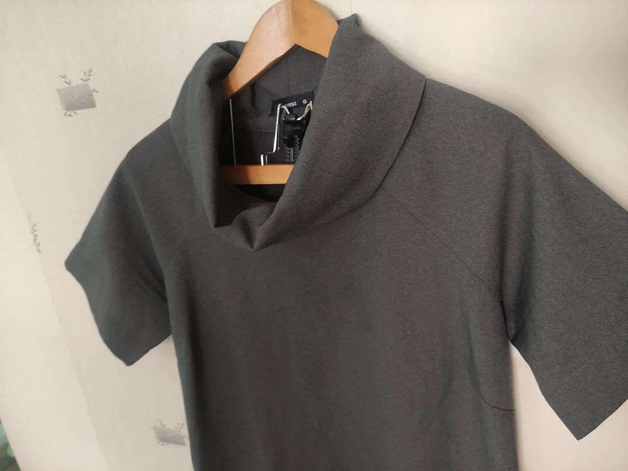 REQUEST VESTIDO TAM G (42-44) 60,00<br>CINZA<br>COM BOLSOS<br>ALTURA 93CM<br>BUSTO 55CM<br>QUADRIL 58CM - Foto 3
