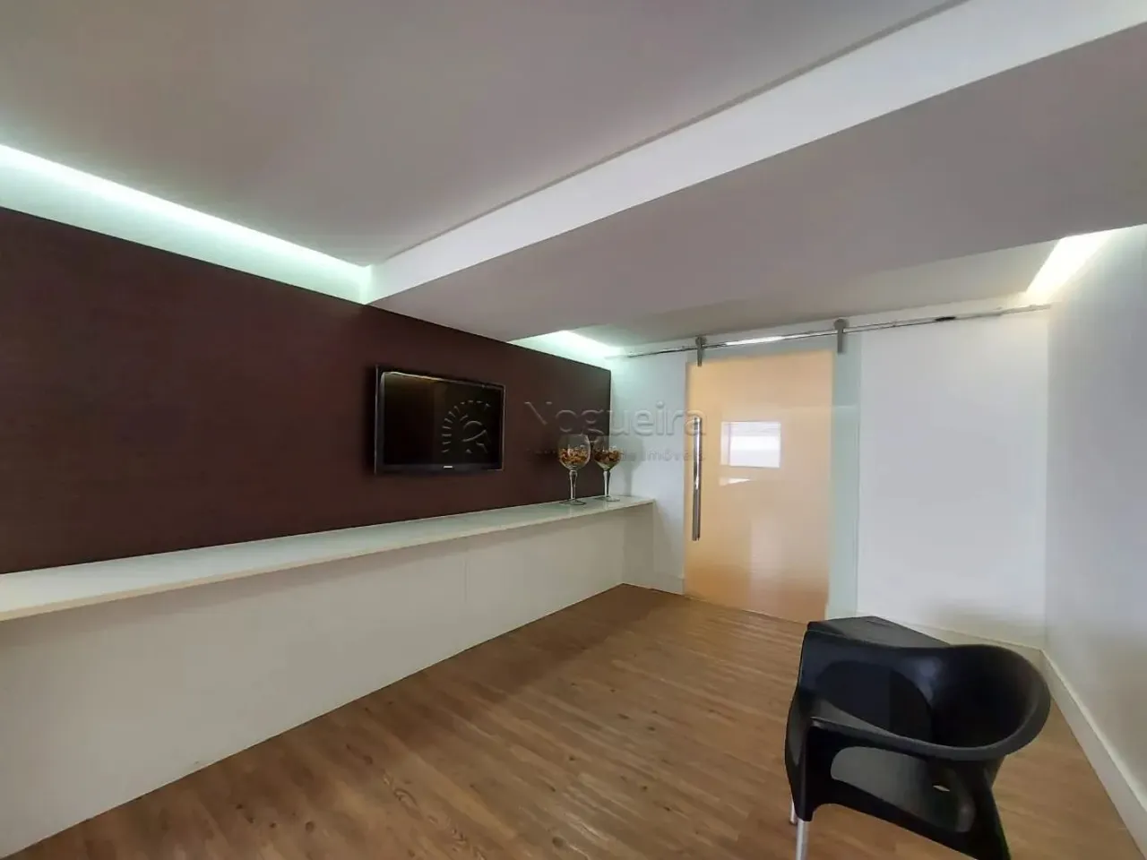 Sala comercial na Av. Domingos Ferreira com 176m² e 2 vagas privativas cobertas