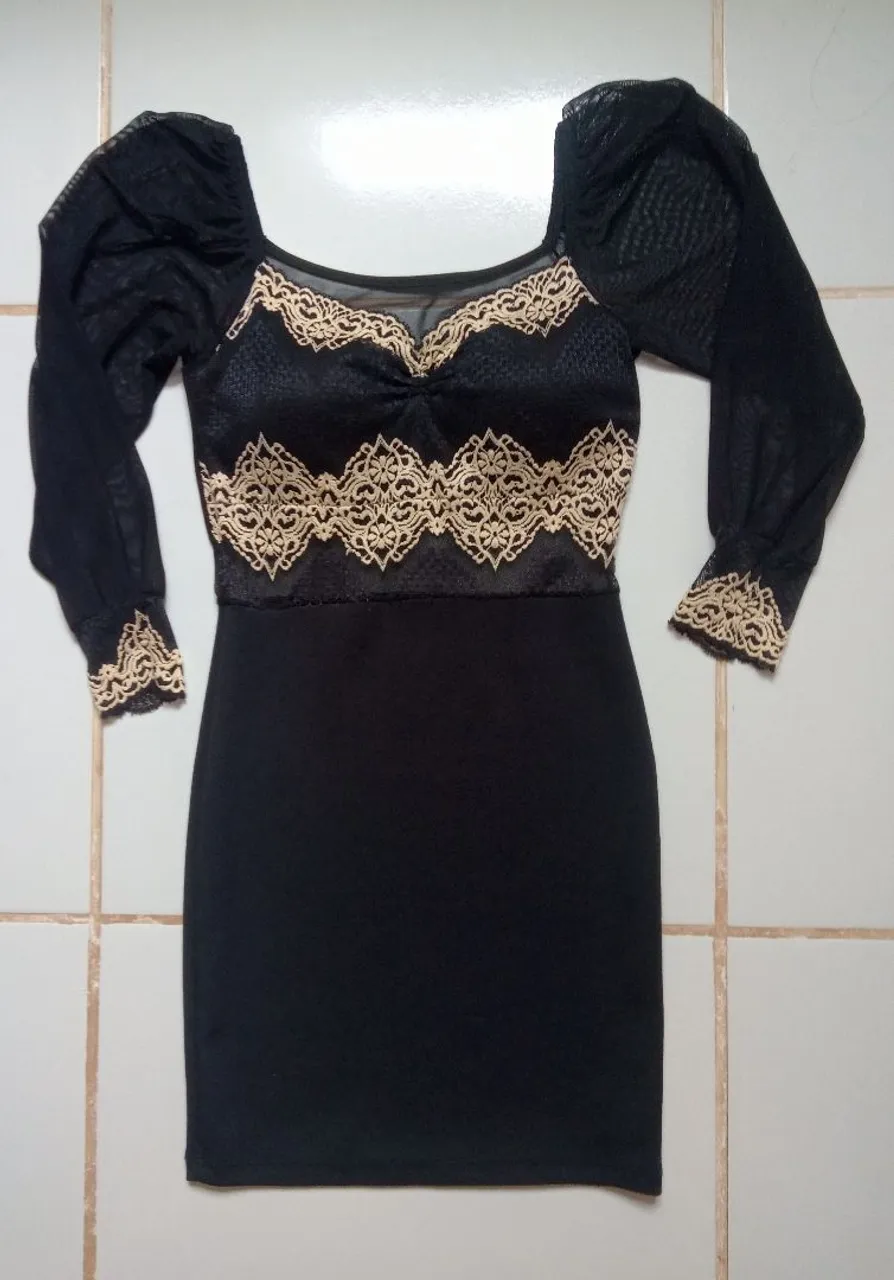 Vestido Preto com Detalhes Dourados