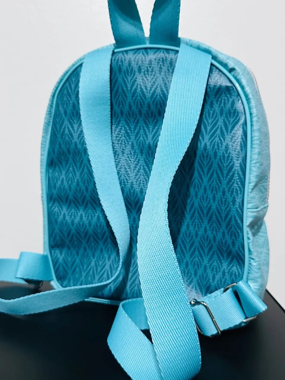 Mochila Média Alice no País das Maravilhas Azul - Foto 2