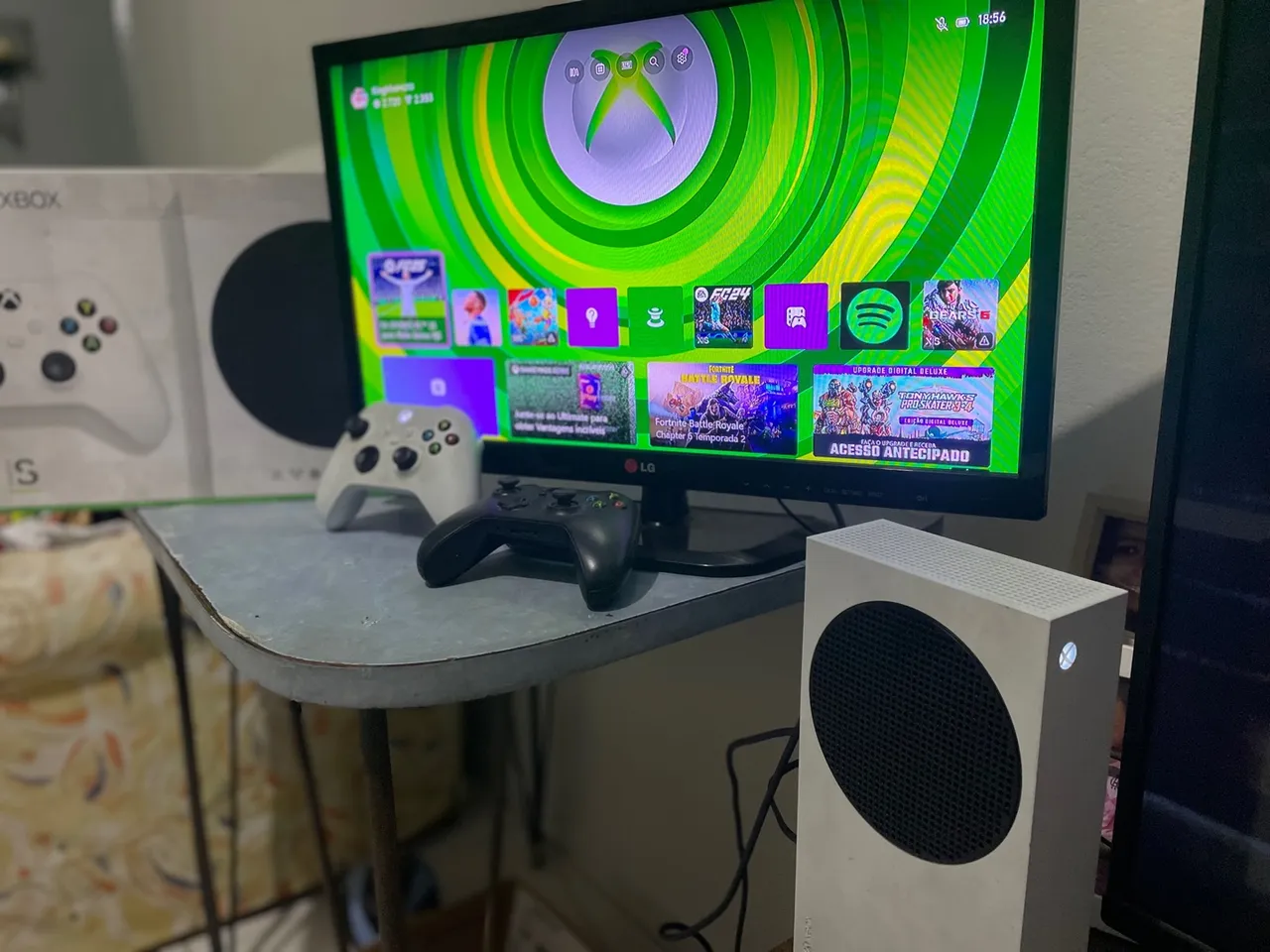 Xbox Series S com 2 Controles - Vendo ou troco por PS4