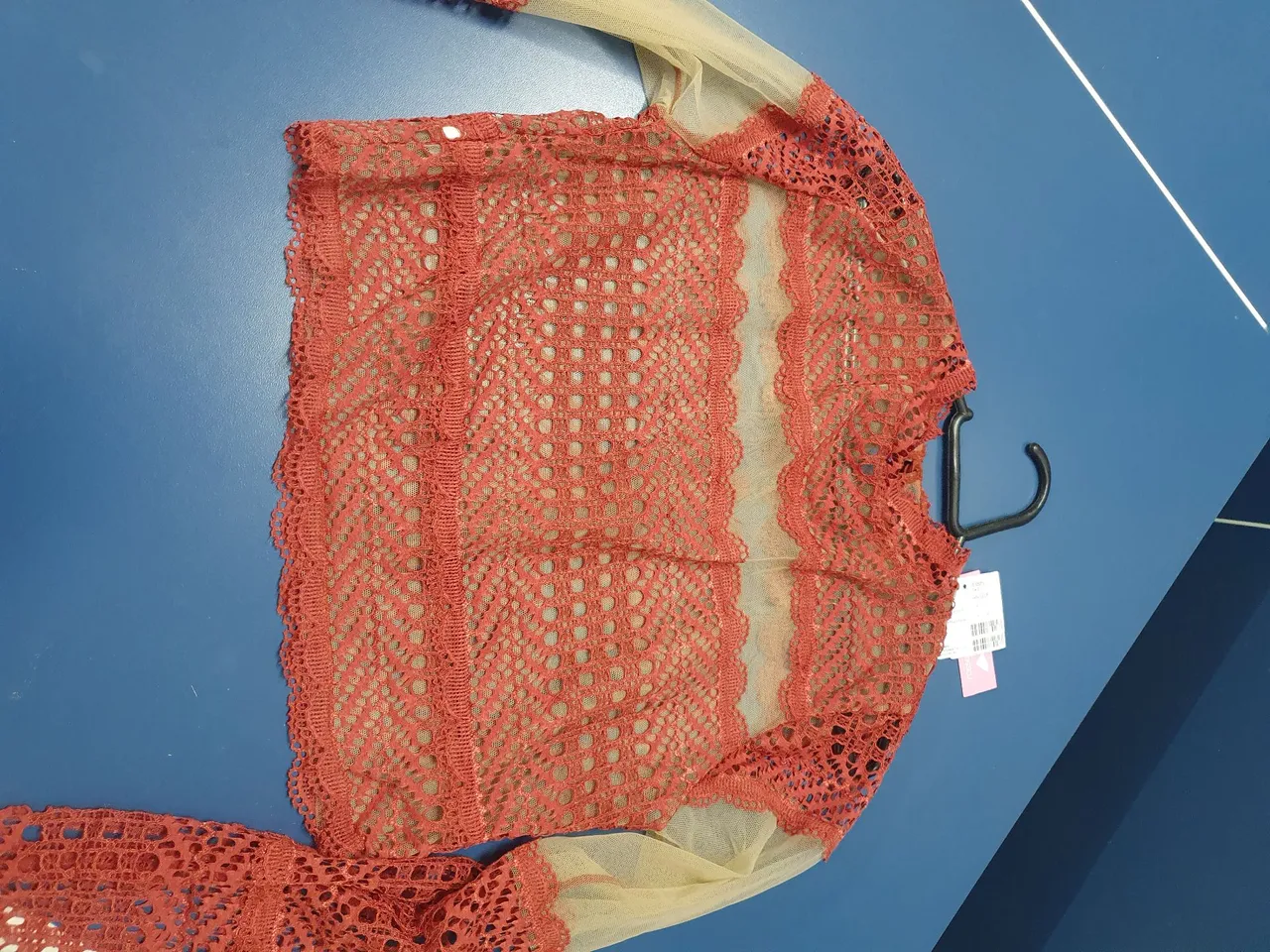 Blusa de renda vermelha com mangas longas