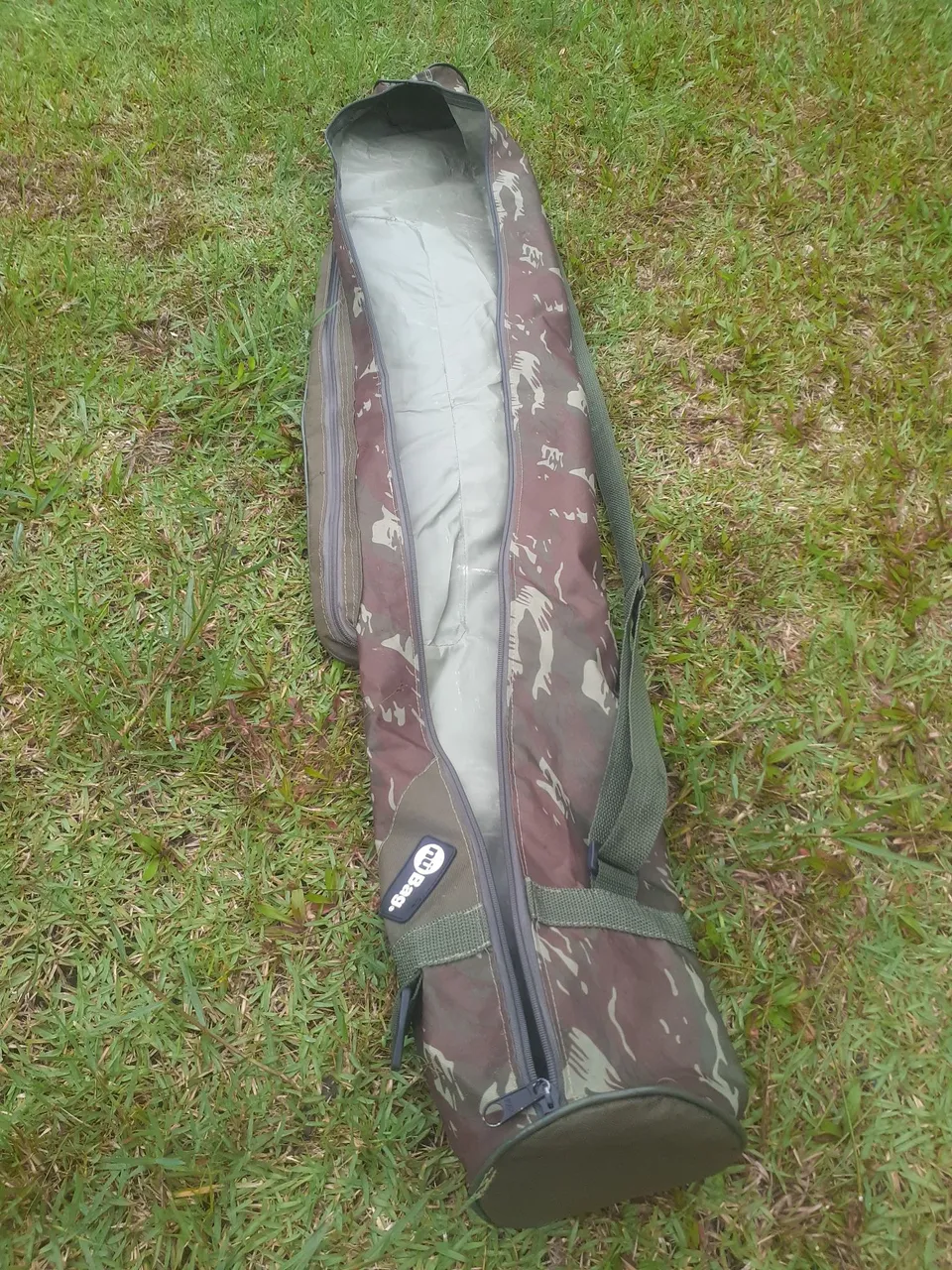 Capa grande 1,50m de pesca camuflada poliéster, porta vara com alça e bolso lateral