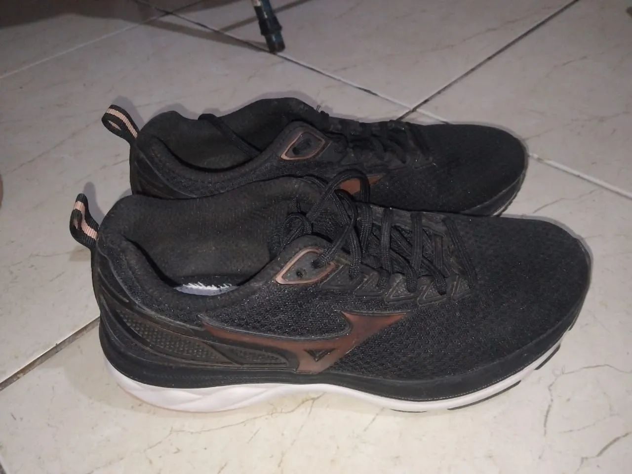 Tênis Mizuno Wave Rider 25 - Preto com Detalhes Dourados - Foto 2