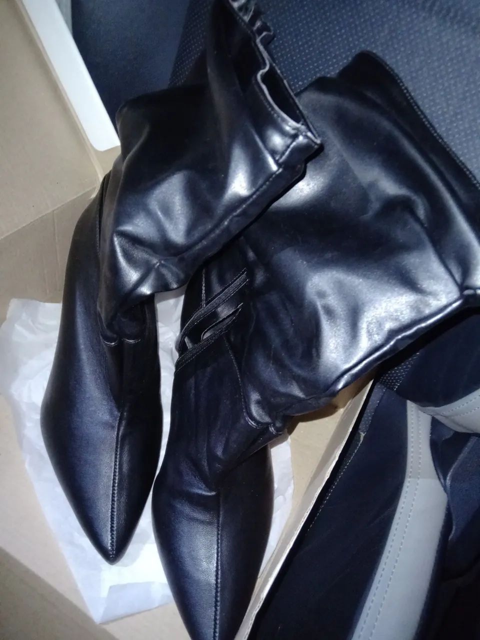 Botas curta em Couro Sintético - Elegância em Preto