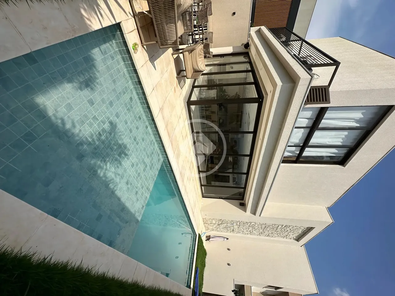 Lindo sobrado com 3 suítes piso superior, sendo 2 com closet, todos com Planejados. Terren