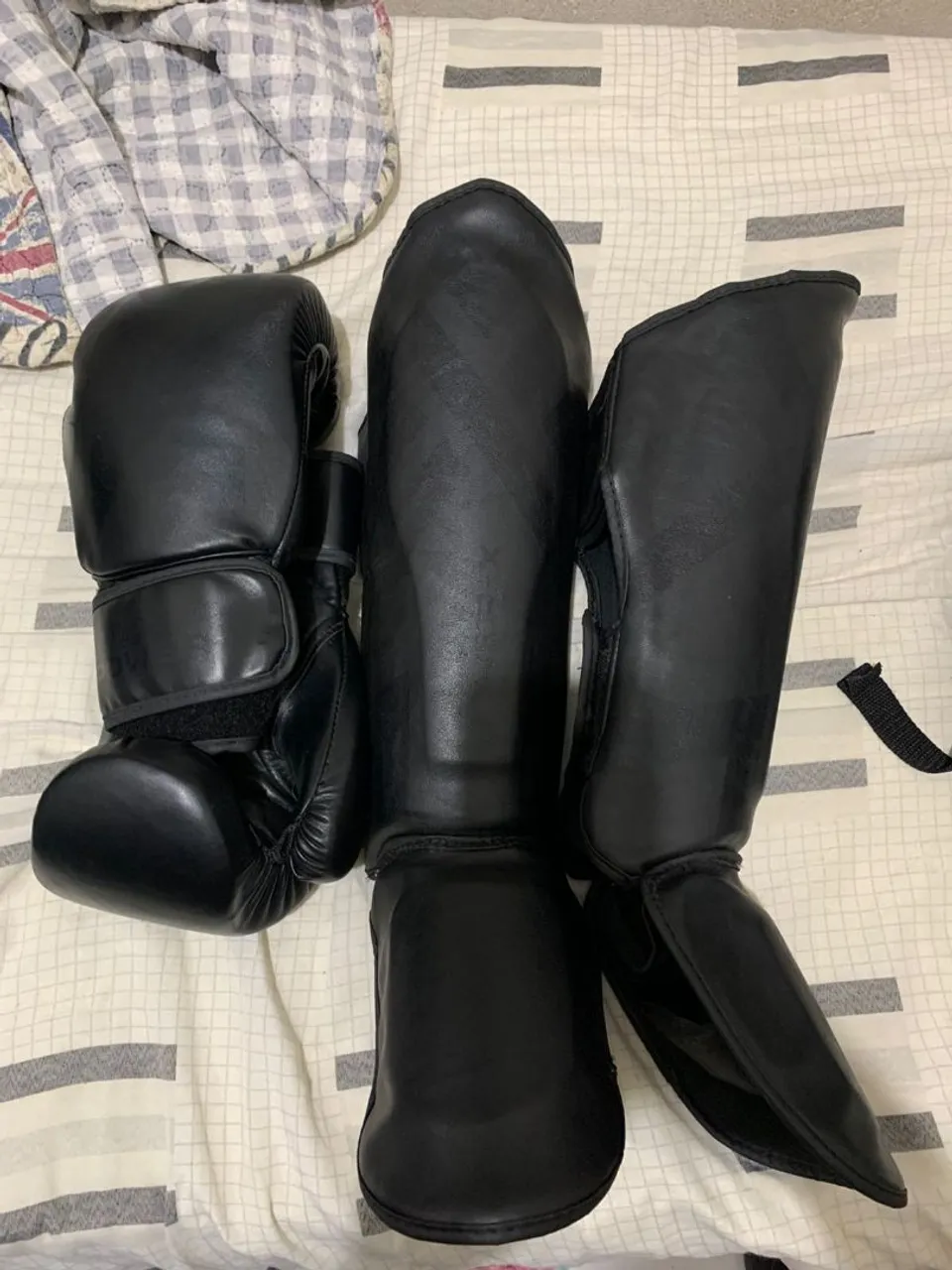 Luvas e caneleira da Olimpo