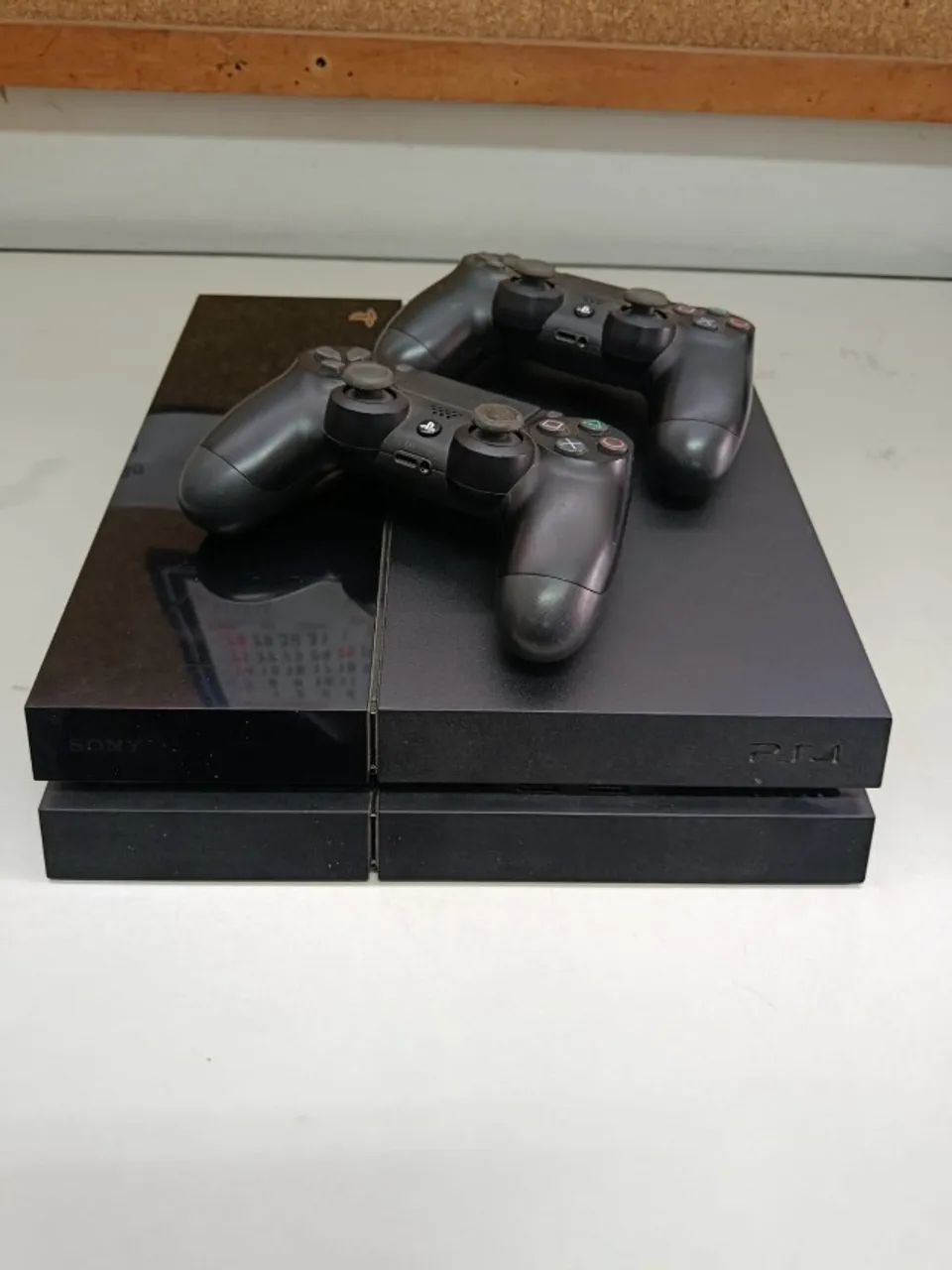PS4 Base com 2 controles e 4 jogos