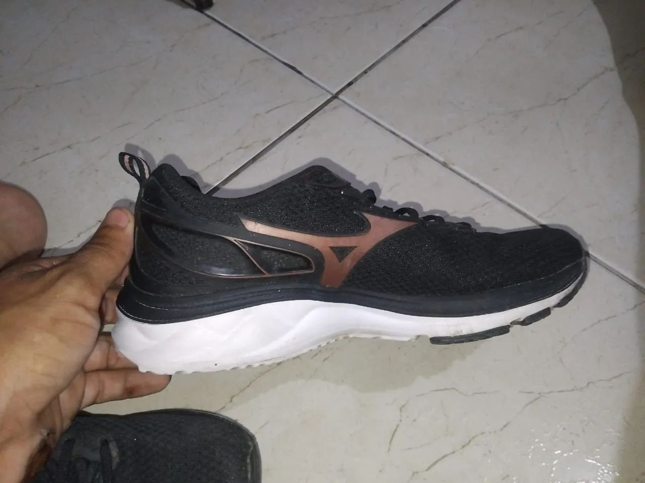 Tênis Mizuno Wave Rider 25 - Preto com Detalhes Dourados - Foto 3