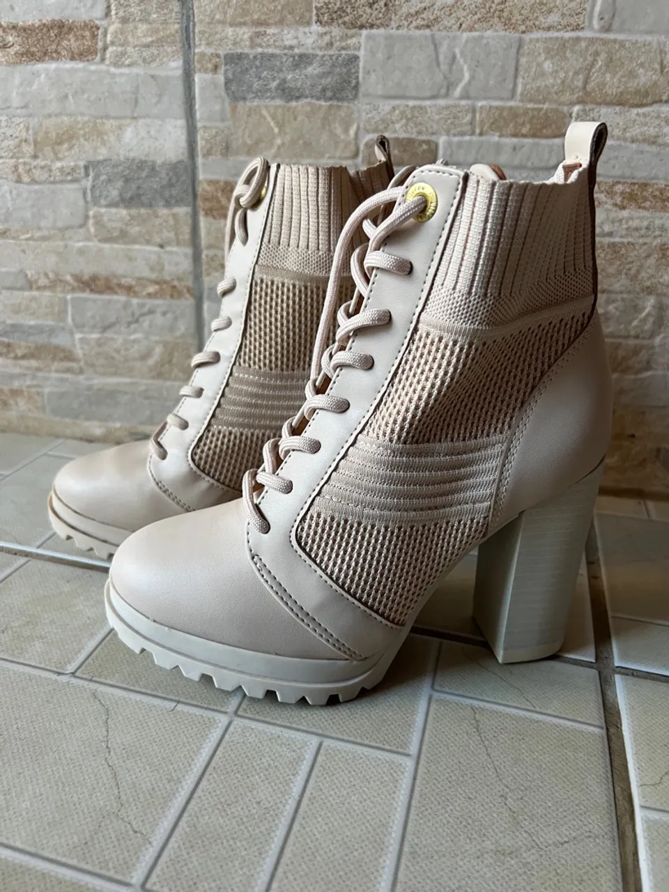 Bota feminina bege cano curto