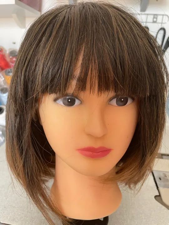 Peruca de cabelo castanho com franja
