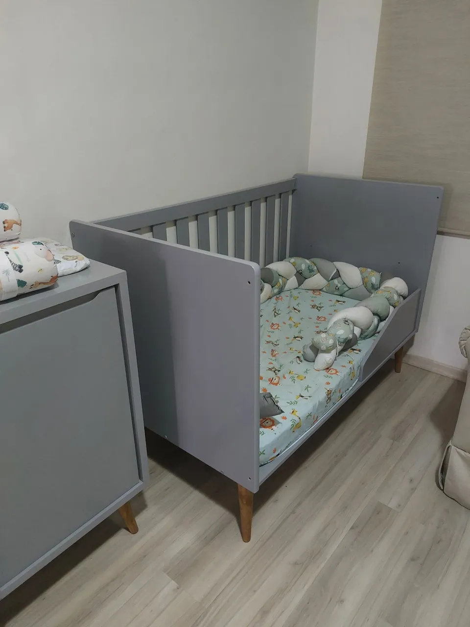 Berço Cinza Moderno com Detalhes em Madeira