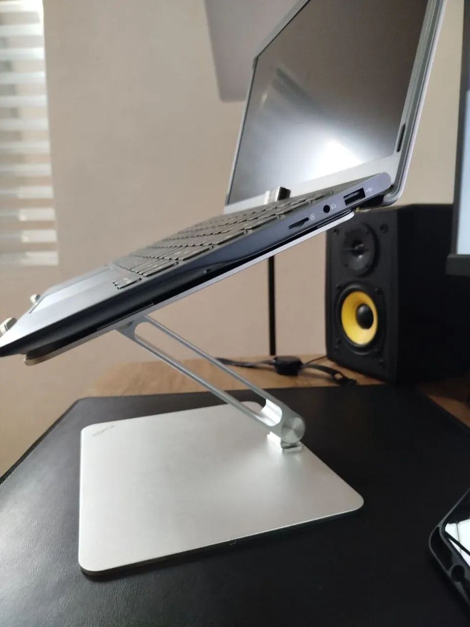 Suporte para Notebook ou DJ ajustável e Ergonômico