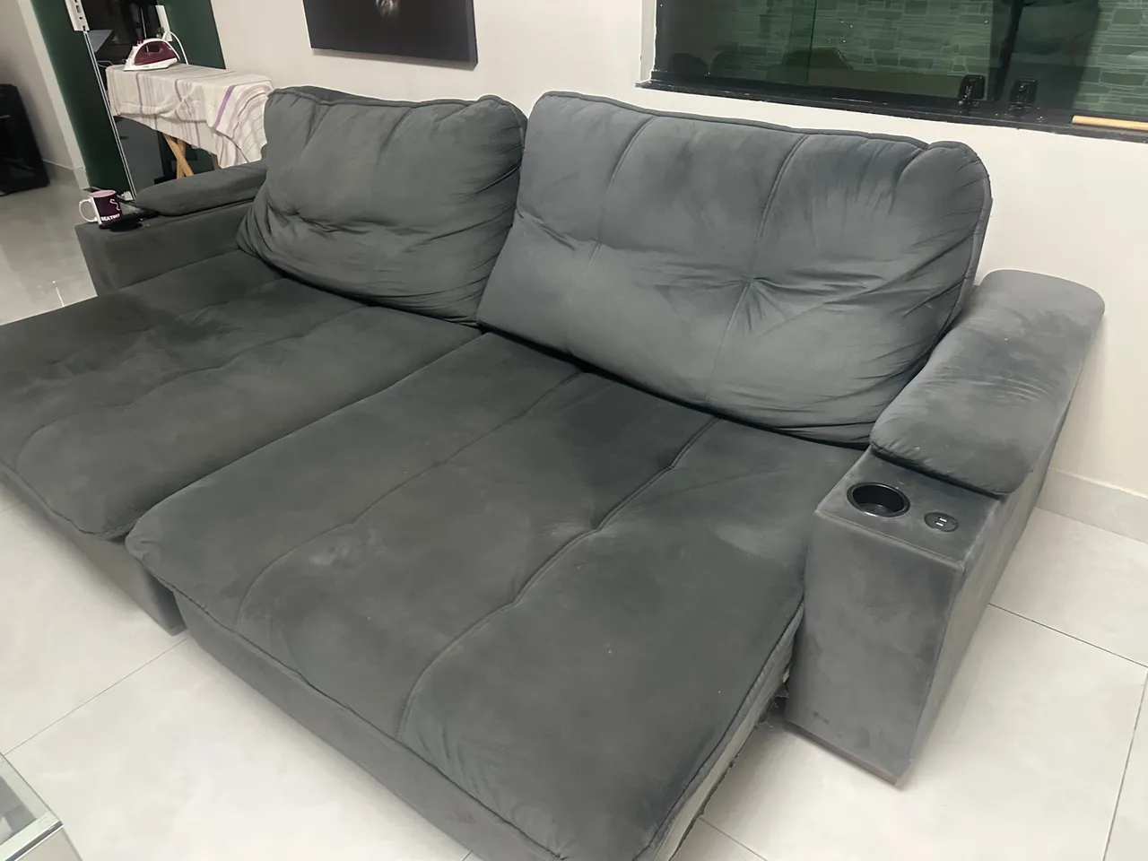 Sofá Cinza com Chaise e Porta-Copos