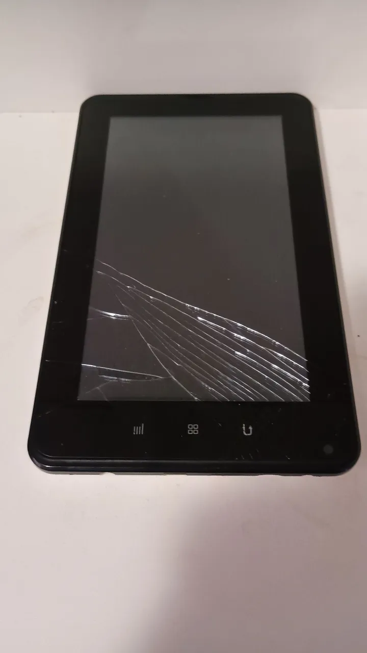 Tablet Preto com Tela Danificada