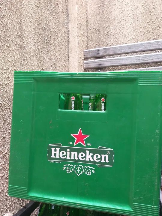 Vendo 2 cxs de Vasilhames Vazios de Heineken 600 ml - Foto 2