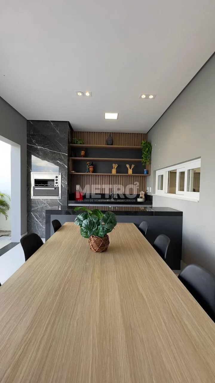 Casa, Condomínio Alphaville, 4 quartos, sendo três suítes, uma com closet.